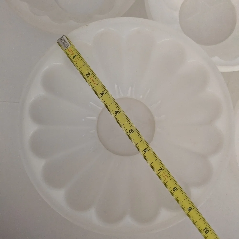 Tupperware Jello Molds, see pics on what's included. 5 pieces, no lids
